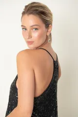 Top negro de paillettes con breteles finos y espalda alta.