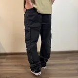Jean cargo de corte baggy en color azul lavado, con múltiples bolsillos laterales tipo cargo y cierre frontal.