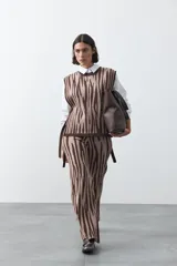 Pantalón de punto jacquard con diseño animal print, de corte recto y pierna levemente amplia, confeccionado en tejido flexible.