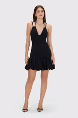Vestido corto negro confeccionado en punto jacquard Breeze, de corte ajustado al cuerpo con escote en V pronunciado, tirantes dobles con detalles florales dorados y falda globo con volados.