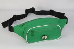 Riñonera verde con el logo de los Boston Celtics, con doble cierre y correa regulable.