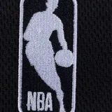 Short deportivo de básquet blanco con el logo de Los Angeles Lakers estampado en la pierna izquierda y detalles de los campeonatos ganados en la pierna derecha.