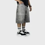 Bermuda baggy de denim color negro con efecto acid wash, corte holgado y diseño de tiro medio con bolsillos laterales.