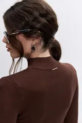 Blusa de punto acanalado en color azul marino, con cuello alto y mangas largas ajustadas.