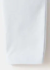 Camiseta de manga larga en color blanco, con cuello bote y diseño ajustado.
