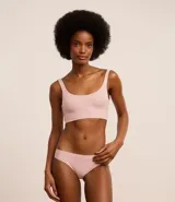 Soutien top color rosa claro, de poliamida con acabado seamless, escote redondo y breteles anchos fijos.