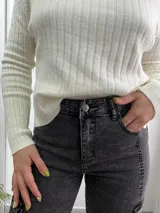 Pantalón jean negro de corte recto con bolsillos cargo laterales.