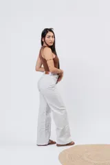 Body de algodón suave y elastizado de color blanco, con cuello a la base tipo halter y diseño cavado de tiro alto.