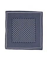 Pañuelo cuadrado de satén en color beige con estampado de lunares blancos de distintos tamaños. Presenta un diseño suave y ligero, ideal para anudar al cuello.