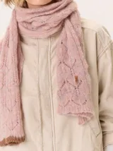 Bufanda gruesa de lana, color rosa claro con motas rosadas y blancas, tejida con punto grueso y textura afelpada.