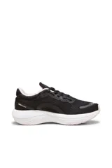 Championes deportivos Puma Scend Pro de color blanco, con detalles en gris y verde lima en el talón, interior y logotipo lateral.
