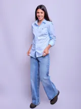 Camisa de vestir entallada a rayas verticales celestes y blancas, de manga larga y cuello clásico.