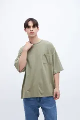 Remera verde oliva teñida en prenda con bolsillo en el pecho, de algodón lavado con textura extra suave y calce boxy.