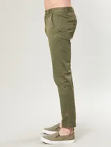 Pantalón chino color verde oliva, de corte slim fit y largo al tobillo.