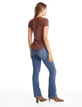 Remera de tejido acanalado con escote a la base y manga corta, confeccionada en modal con elastano.