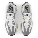 Championes New Balance modelo 327, color gris y blanco, con capellada de malla y superposiciones de gamuza, logo "N" asimétrico en el lateral y suela de goma con diseño texturizado.