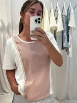 Remera blanca con panel central color rosa viejo y detalles de puntilla en los laterales.