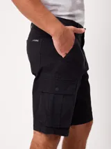 Bermuda cargo de gabardina color beige, con bolsillos laterales con fuelle en las piernas, bolsillos delanteros tipo ojal y traseros. Cuenta con presillas para cinto y cierre frontal con botón y cierre.