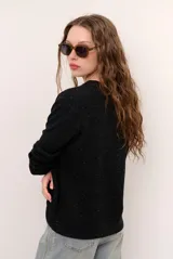 Sweater de punto color grafito, con cuello en V y mangas largas.