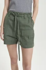 Short cargo de gabardina color verde militar, con cintura alta ajustable con lazo y bolsillos laterales tipo parche.