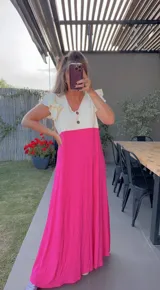 Vestido largo de morley combinado en dos tonos, con mangas cortas con volados y botones decorativos.