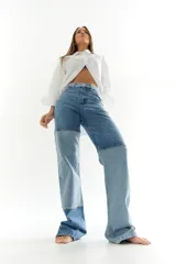 Pantalón de jean con diseño patchwork en diferentes tonos de azul.