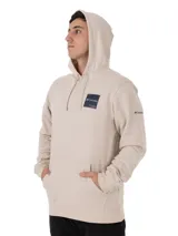 Buzo tipo canguro con capucha ajustable y cordones, color beige. Presenta un parche rectangular con el logo de la marca en el pecho y bolsillo frontal tipo canguro.