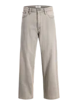 Jean baggy de tiro alto con calce holgado en toda la pierna. Diseño clásico de cinco bolsillos con lavado stonewash que le otorga un aspecto desgastado.