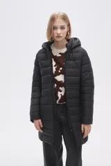 Campera negra larga con capucha, de poliamida con relleno y diseño acolchado horizontal.