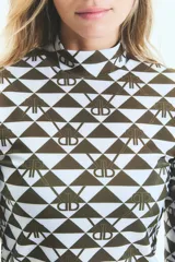 Polera verde con estampado de monogramas, de lycra con poliamida, cuello alto y mangas largas.
