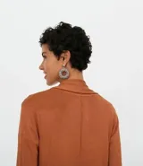 Cardigan largo de tejido de punto, color terracota, con mangas largas y diseño abierto sin cuello ni cierres.