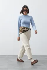 Pantalón de tiro alto con silueta barrel, de calce relajado con volumen en las piernas y ajuste hacia el ruedo. Confeccionado en tejido de algodón con elastano.