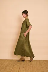 Vestido tipo túnica largo de lino color beige, de manga corta, con detalles de volados en el frente y bolsillos laterales.