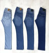Jean de calce skinny color azul con efecto localizado, cinco bolsillos y doble pasa cinto.