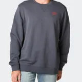 Buzo de cuello redondo Wrangler, color gris oscuro, con detalle de costura en V en el cuello y logo bordado en color rojo en el pecho.