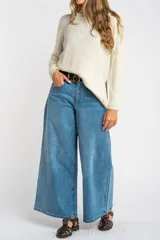 Sweater bordeaux de punto texturado, con cuello redondo y mangas largas. Corte ajustado al cuerpo.