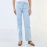 Jean de corte recto y tiro medio, confeccionado en denim de algodón color azul claro con lavado suave.