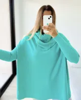 Poleron de punto color verde agua, con diseño mega oversize, cuello caído y mangas largas con puños acanalados.
