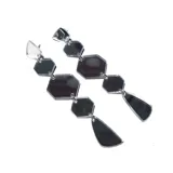 Par de aros colgantes plateados con forma geométrica.