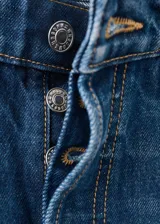 Jeans de denim azul de corte wide leg, tiro medio y diseño clásico de cinco bolsillos.
