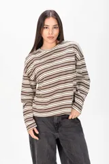 Sweater de punto fino con diseño de rayas horizontales en tonos marrón y blanco, de manga larga y corte holgado con hombros caídos.