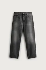 Pantalón de jean corte slim fit, color azul oscuro, con diseño de cinco bolsillos, tiro medio y cierre frontal con cremallera y botón.