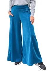 Palazzo evasé tiro alto color azul, confeccionado en plush de algodón, de diseño súper amplio con bolsillos laterales y faja ancha elastizada en la cintura.