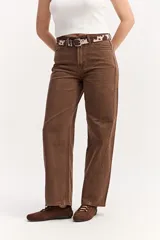 Jean baggy de tiro medio confeccionado en algodón, con diseño de piernas amplias, estilo slouchy y efecto gastado.