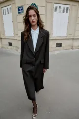 Zapato destalonado de piel con pelo, con estampado animal print. Presenta tacón alto ancho, tira trasera ajustable con hebilla metálica y acabado en punta cuadrada.