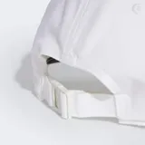 Gorra deportiva Adidas de cinco paneles, color blanco con logo negro bordado en el frente y detalle de borde negro en la visera precurvada. Cuenta con cierre ajustable en la nuca y tecnología de control de humedad.