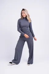 Pantalón palazzo blanco de corte amplio con cintura elástica.