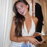 Top tejido de hilo color crudo, con escote halter y espalda descubierta. Se ata en el cuello y en la cintura.