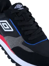 Championes urbanos Umbro modelo Venturi, con diseño multicolor en tonos gris, azul marino, blanco y detalles en rojo. Confeccionados en una combinación de cuero y malla, cuentan con suela de EVA y TPR para mayor confort y tracción.