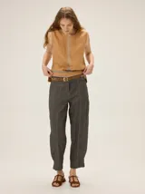 Pantalón barrel de lino y poliéster color gris oscuro, con corte estructurado, costuras pespunteadas y diseño holgado en las piernas.